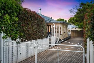 Wallace Cottage - Glennie, CBD, Quiet Leafy Street - 0