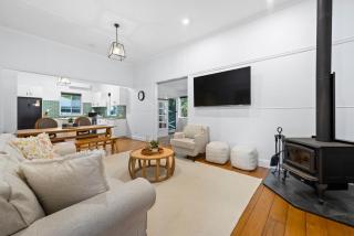 Wallace Cottage - Glennie, CBD, Quiet Leafy Street - 3