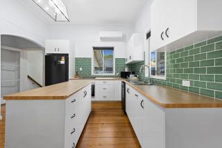 Wallace Cottage - Glennie, CBD, Quiet Leafy Street - 2