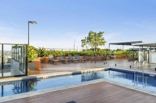 Stylish 2BR Apartment in SODA City Views Parking - 4