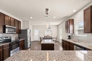 5BR Furnished Stay Near Randolph AFB & Hospitals - 5