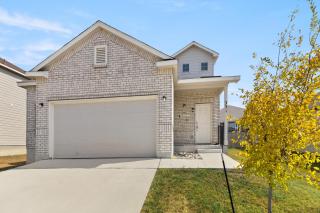 5BR Furnished Stay Near Randolph AFB & Hospitals - 1