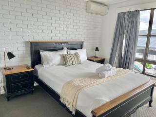 Humble Abode, 5 minute walk to Main Street - 6