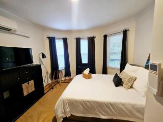 Cozy Classic With Queen Size Bed - 4