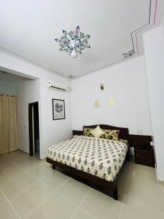 Hotel Lake Vista Stays - 2