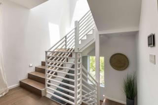 Luxury 4BR LA Getaway with Jacuzzi Prime Location - 2