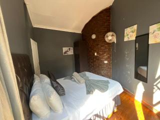 Broadway Shark Guest House - 9