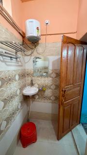 Tandon Lodge On The Ganga Ghat Homestay - 2