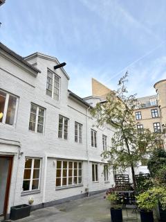 Peaceful Courtyard - Royal Palace & Marble Church - 6