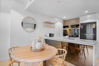 The Skyline - Brand NEW Queens Wharf Japandi 2BR with Pool and Gym - 1