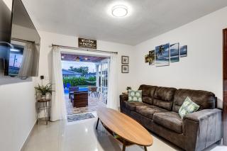 3BR Miami Home - Pool - 5M to Airport - 2