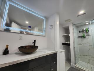 Cozy Modern Basement Suite Near 401 ,Victoria Hospital, Fully Furnished - 8