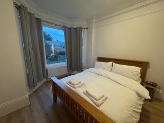 Bright & Stylish 3-Bedroom Flat - 5