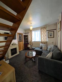 Close to City Center Bungalow walking distance to The Highcross, Abbey Park & Leicester City Long & Short Stays entire apartment with off road parking LE4 - 1