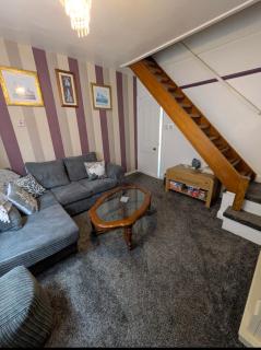 Close to City Center Bungalow walking distance to The Highcross, Abbey Park & Leicester City Long & Short Stays entire apartment with off road parking LE4 - 2