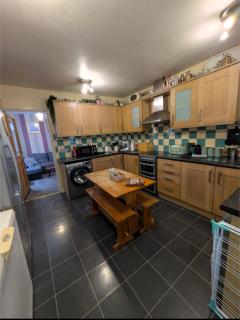 Close to City Center Bungalow walking distance to The Highcross, Abbey Park & Leicester City Long & Short Stays entire apartment with off road parking LE4 - 3