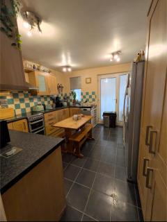 Close to City Center Bungalow walking distance to The Highcross, Abbey Park & Leicester City Long & Short Stays entire apartment with off road parking LE4 - 4