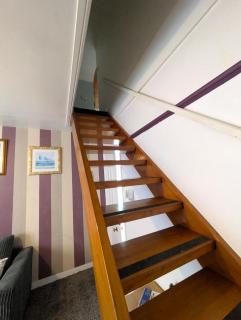 Close to City Center Bungalow walking distance to The Highcross, Abbey Park & Leicester City Long & Short Stays entire apartment with off road parking LE4 - 6