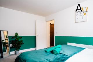 Luxury Two-Bedroom Apartment - Free Wi-Fi, Close to Station, Ideal for Relocation Guests by AV Hughes Properties - 8