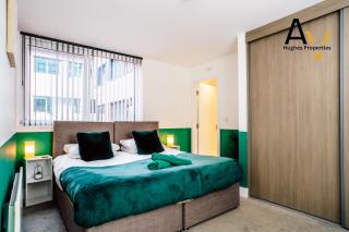 Luxury Two-Bedroom Apartment - Free Wi-Fi, Close to Station, Ideal for Relocation Guests by AV Hughes Properties - 2