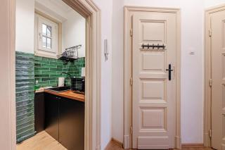 Budapest Parliament Retreat - with AC and balcony - 2