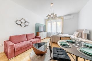 Budapest Parliament Retreat - with AC and balcony - 3