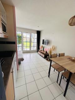 Apparemment cosy et au calme vue sur le golf - 7