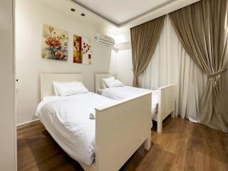 481. Spacious 3BR 3BA Home with Private Backyard - 1