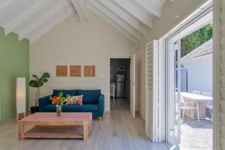 Spacious Barn style cottage in heart of Constantia - 8
