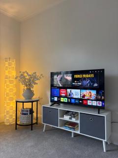 Cosy 2 Bed Maisonette near Heathrow & Windsor - 2