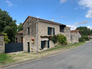 Self contained Guest House in Juillé - 8