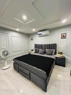 StayLowkey Apartment Bahria Town Lahore - 0