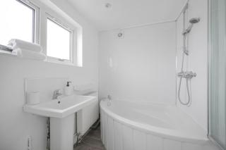 Modern 3 Bed I A13-M25-Basildon Hospital I Sleeps 6 - 6