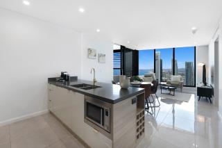 Ocean Dreams Sky-High Oceanfront- Luxury Meriton Escape 2BR - 3