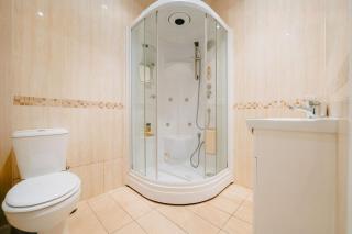 Studio House by Brookland Stays Serviced Accommodation Short Lets Feltham with Free WiFi - 2