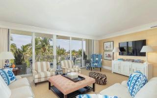 Elegant Three Bedroom Residence with Ocean Views - 9