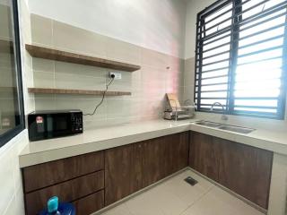 Cozy Double-storey House 4R4BR - 3