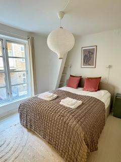 Peaceful Courtyard - Royal Palace & Marble Church - 8