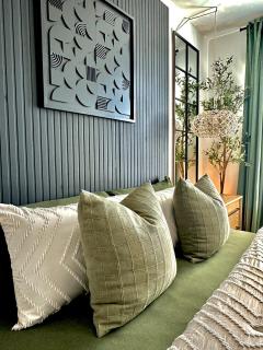 Free Parking at Luxury Buckhead Hideaway - 2