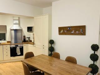 Northcliffe - Stylish Stone Cottage - Spa Bath - Peak Views - 4