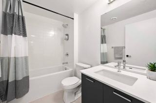 Elegant 4BR Condo with City Views & Free Parking - 6