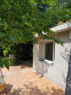 GITE BAS-EN-BASSET, HAUTE-LOIRE, MAISON et JARDIN ATYPIQUE PLEINE NATURE - 0