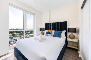 Skyline Escape • 3BR Penthouse with Terrace - 1