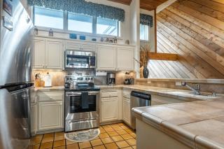 3 Bedrooms + Loft townhome in Snowcreek Phase 3, Private Pool Table Sleeps 6 Guests, Dog Friendly - 2