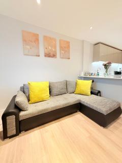Brand-New Luxury Residences, Private Terrace - Opposite Piccadilly Line, 1-8 Guests - 8