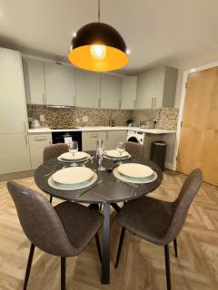 2 Bedroom City Centre garden flat with Secure Parking - 1