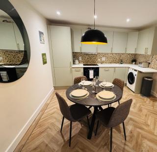 2 Bedroom City Centre garden flat with Secure Parking - 1