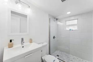 Spacious Miami Retreat with Private Backyard — Ideal for Families & Groups - 2