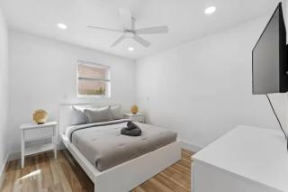 Spacious Miami Retreat with Private Backyard — Ideal for Families & Groups - 1