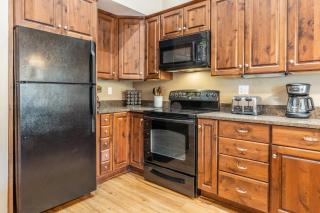 Updated1849 Townhome #611, Steps to Canyon Lodge 4 Bed/3BA, hot tubs, game rm, sauna! - 3